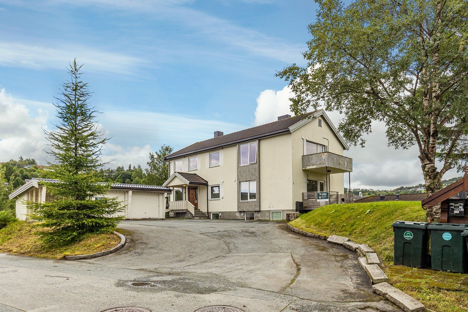 Velkommen til Utleirvegen 6 - en meget stor, hyggelig og innholdsrik tomannsbolig med gode leieinntekter og utviklingsmuligheter. Galleribilde