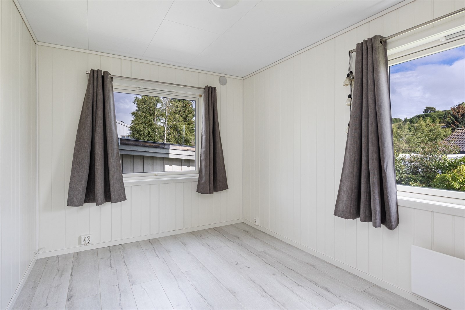 Soverommene har gode vindusflater og er stort sett holdt i lyse, tidsmessige farger. Galleribilde