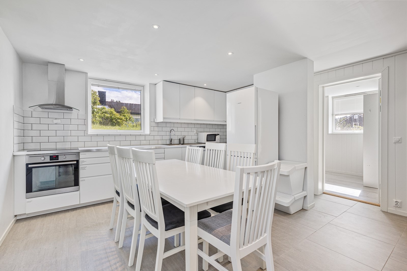 Kjøkkenet er på ca. 24 kvm, og har dermed god plass til langbord eller lignende. Galleribilde