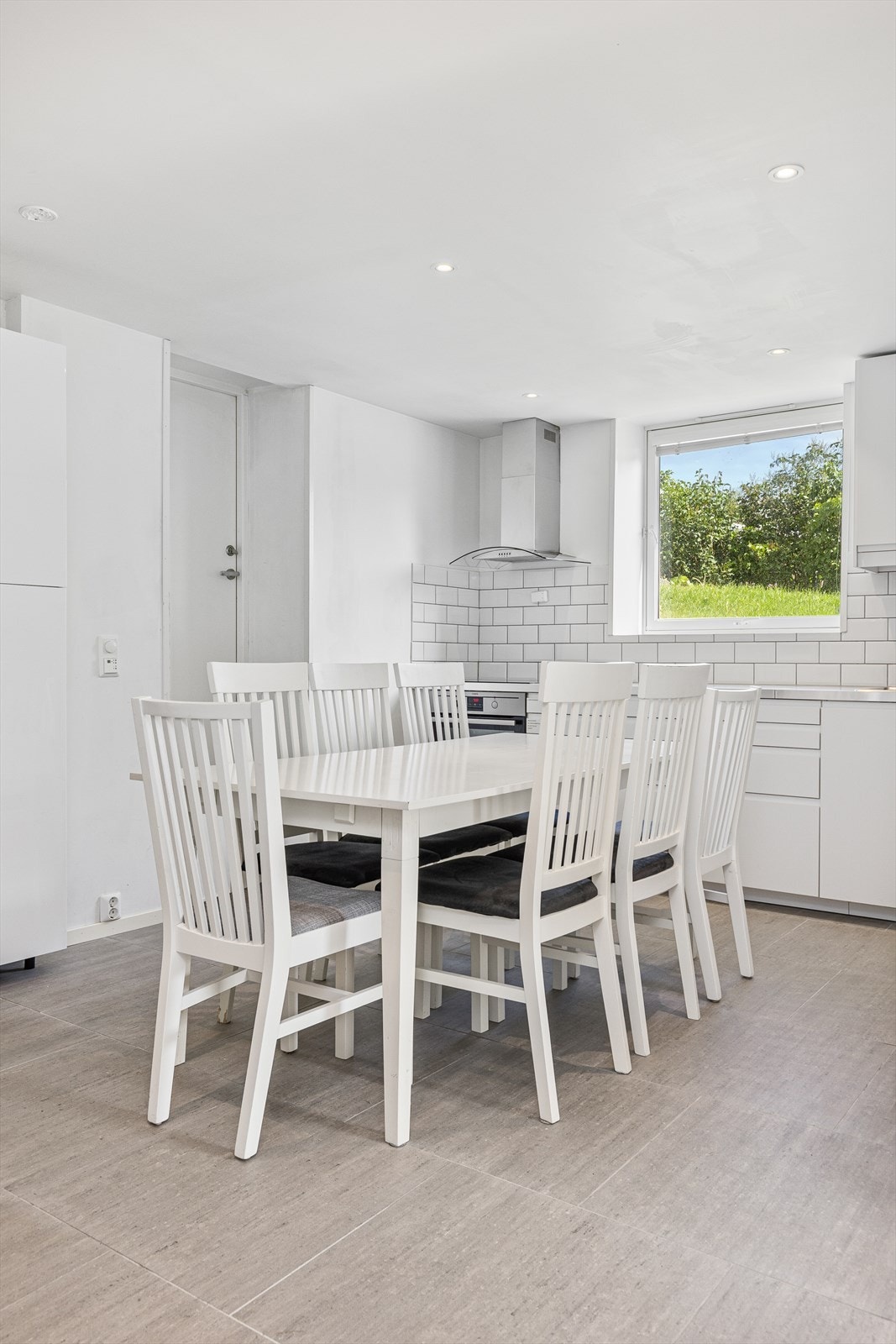 I kjelleretasjen er det utstrakt bruk av downlights i himling og grå fliser på gulv. Galleribilde