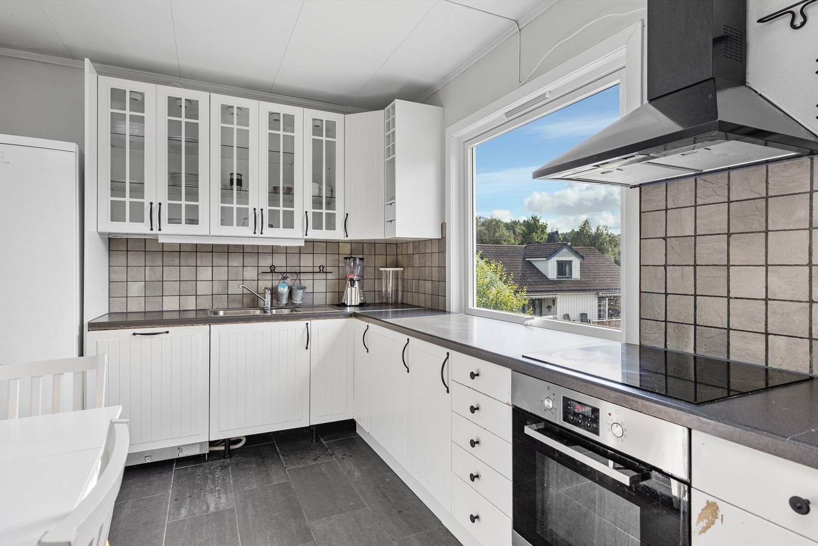 I første etasje har boligen et lyst og fint kjøkken på ca. 10,5 kvm. Galleribilde