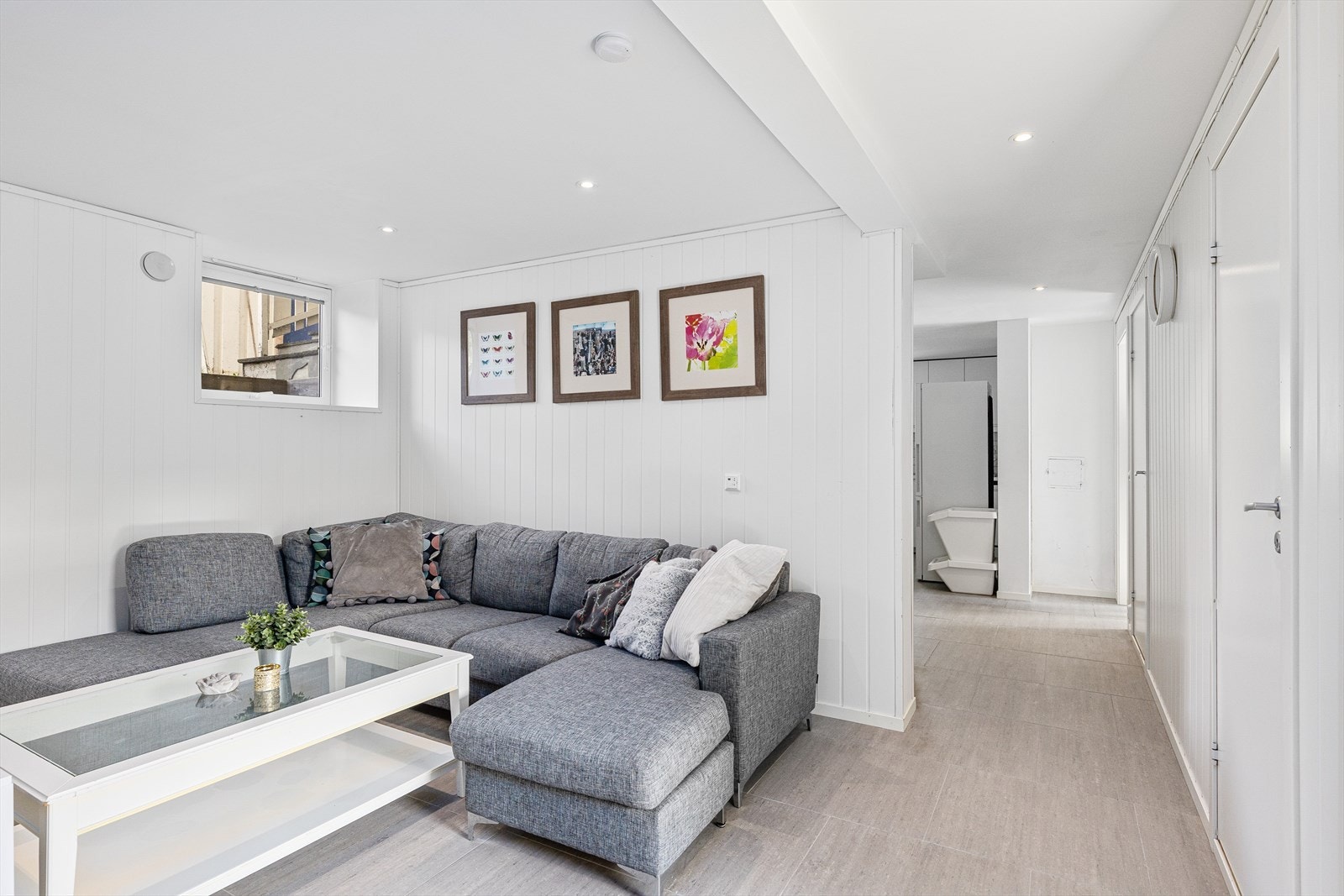 I kjelleren er det en lys og hyggelig stue på ca. 14 kvm. Galleribilde