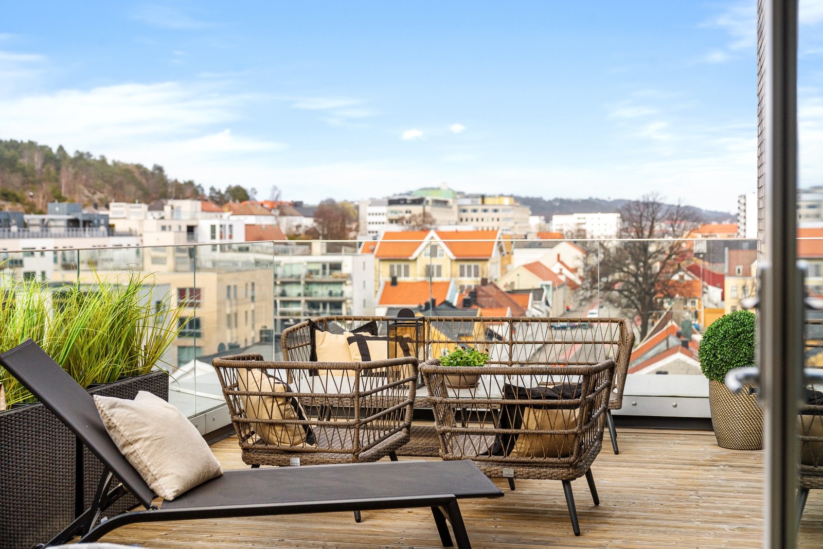 En av balkongene med utgang fra stuen og hovedsoverommet Galleribilde