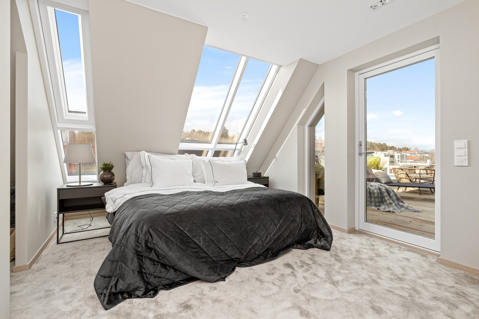 Hovedsoverommet har eget bad, walk in closet og utgang til terrasse med morgensol Galleribilde