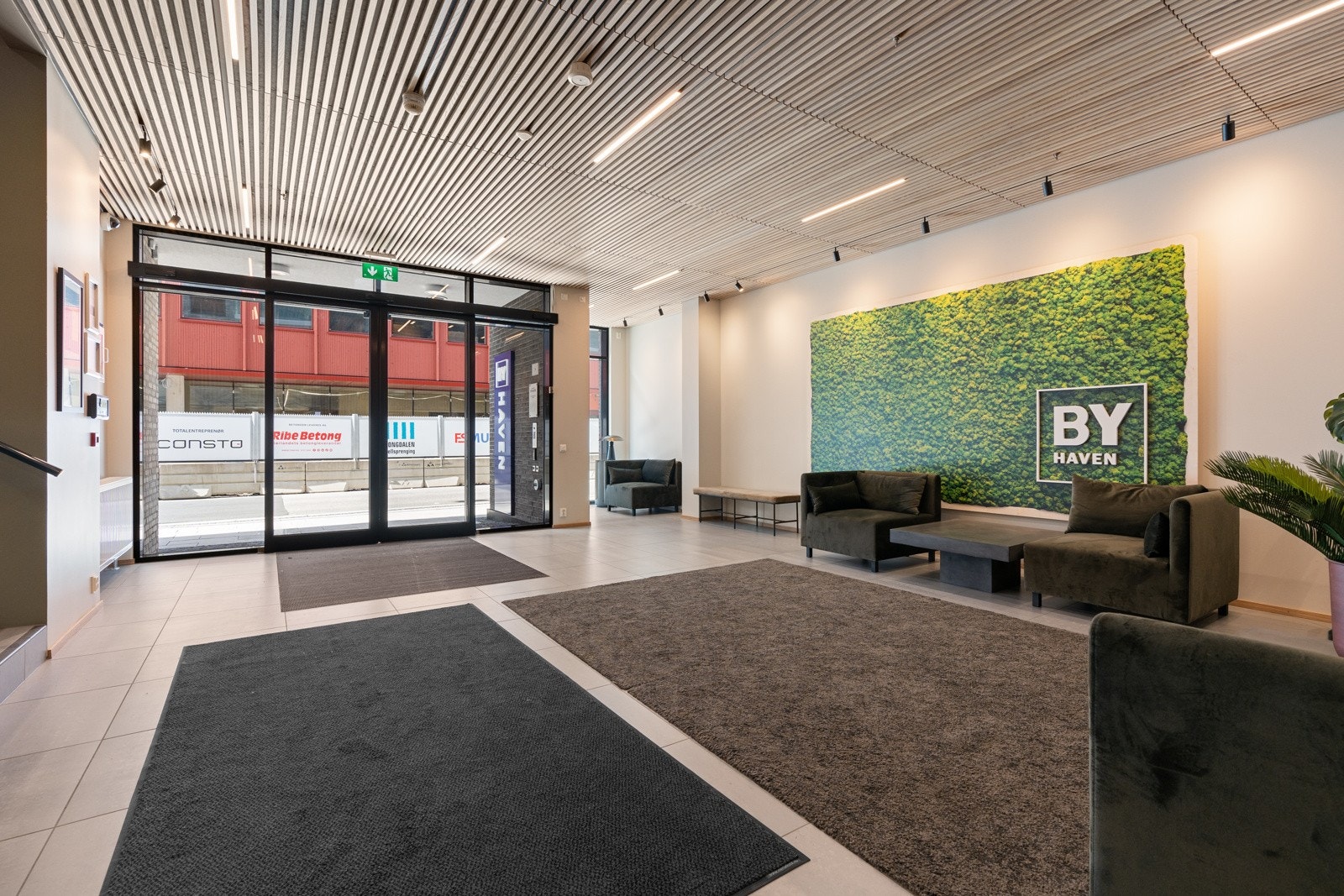 Her blir en møtt med byens fineste lobby - vi tar heisen opp Galleribilde