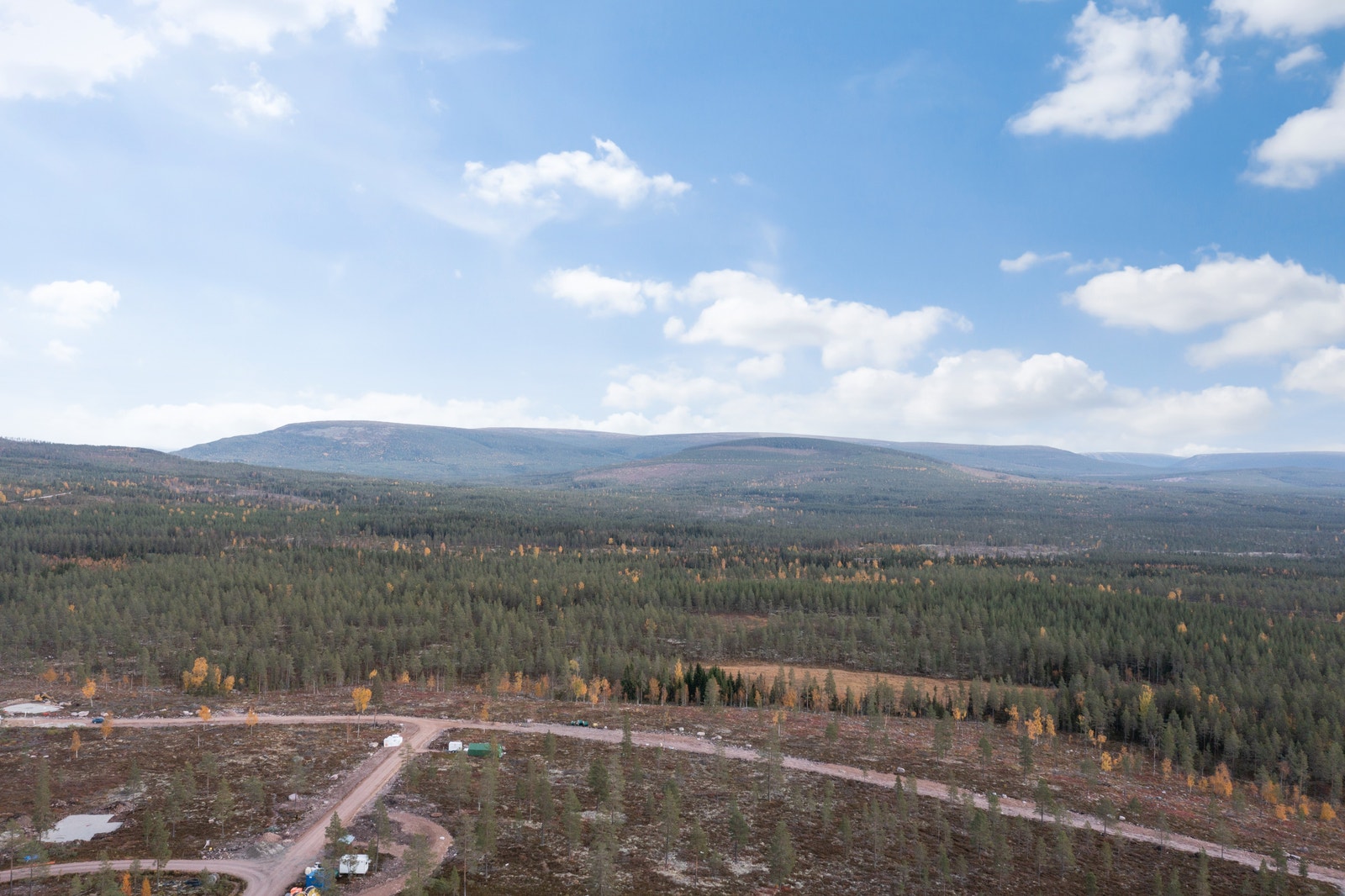 Fjellet Stöten i Sverige til venstre, Sälen på høyre side Galleribilde