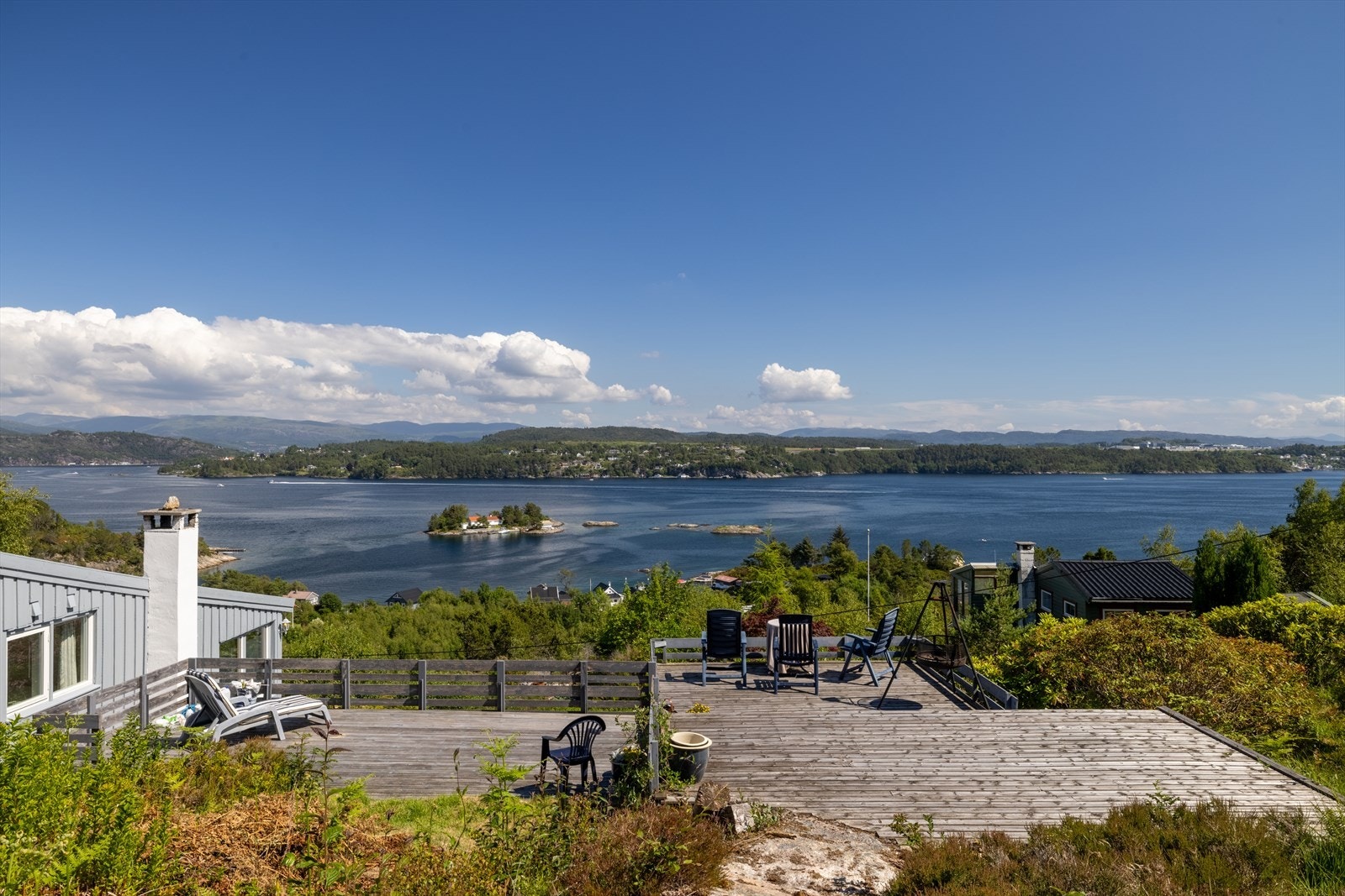 Velkommen til Bjorøy. Presentert er en hytte med enestående panoramautsikt. Galleribilde