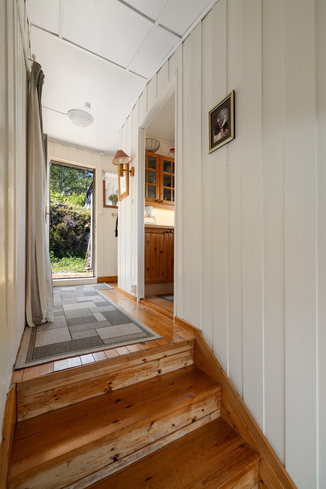 Hyttens entré gir plass til sko og oppheng av jakker. Soverommet og kjøkkenet befinner seg på hver sin side av entréen. Galleribilde