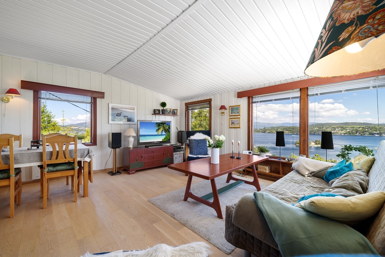 Stuen er på 20 m² og rik rikelig med plass til sosiale sammenkomster. Nyt godt selskap og enestående sjøutsikt! Galleribilde