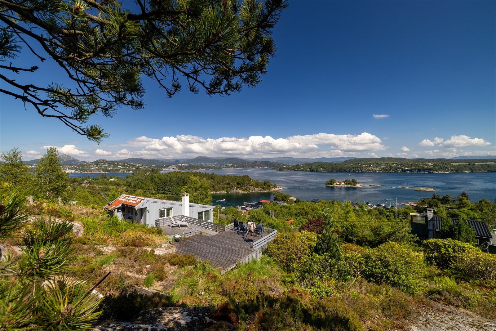 Oppsummert, en koselig hytte beliggende på en stor og vakker tomt med en helt enestående utsikt. Galleribilde
