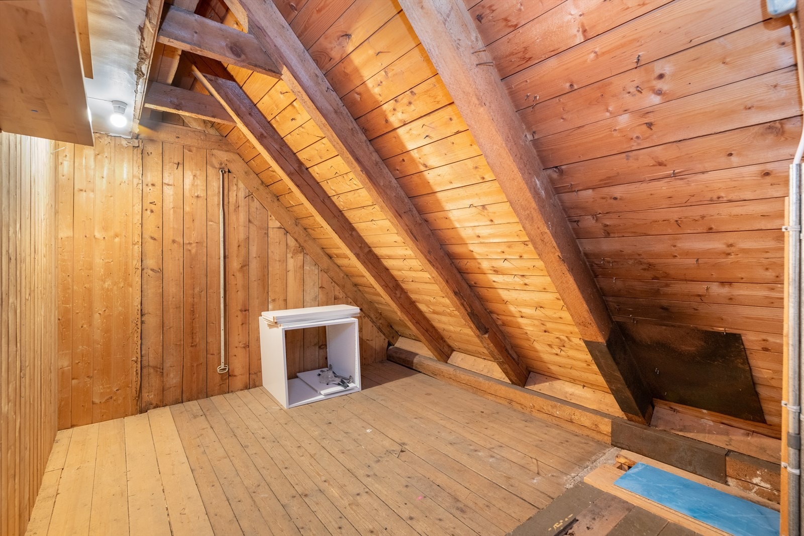 I tillegg er det et uinnredet loftsrom med ytterligere lagringsplass. Galleribilde