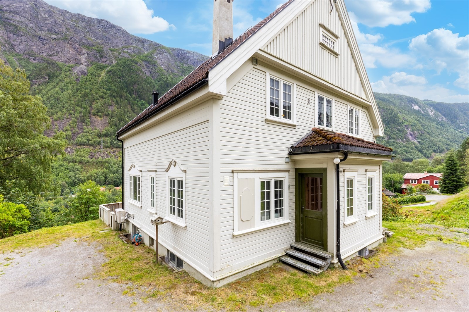 Boligen ligger fint og sentralt til på Ingolfsland ca. 1, 5 km øst for Rjukan sentrum med alle fasiliteter. Boligen har en fin uteplass fra 2009 med rekkverk og trapp opp til vinterhagen som ble ombygget til en del av stuen i 2009 og oppgradert i 2014. Galleribilde
