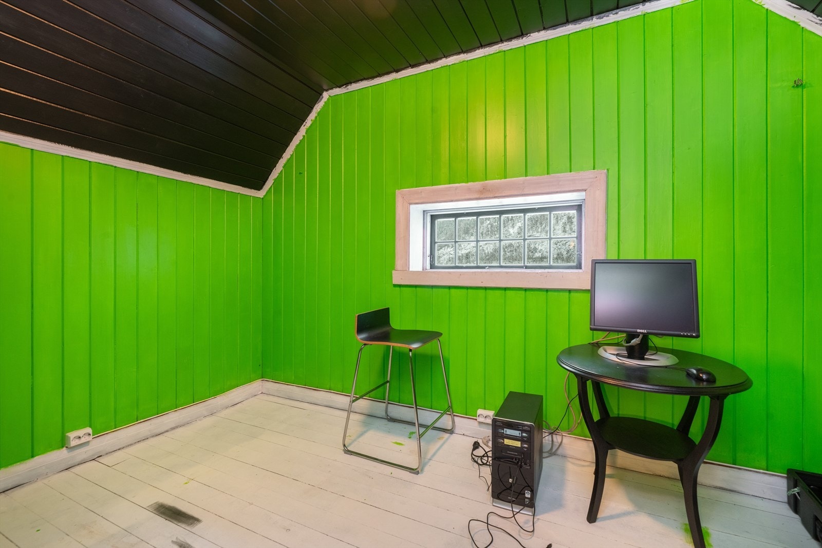 På loftet er det en romslig bod med gode lagringsmuligheter. Galleribilde