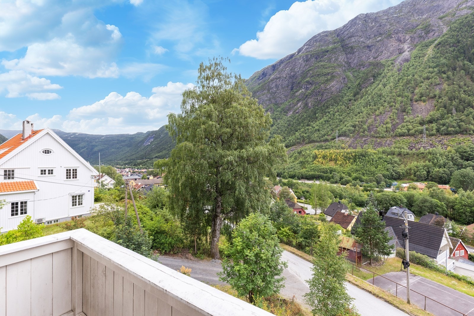 Eiendommen har en 1 444,4 kvm stor tomt beliggende i skrånet terreng. Galleribilde