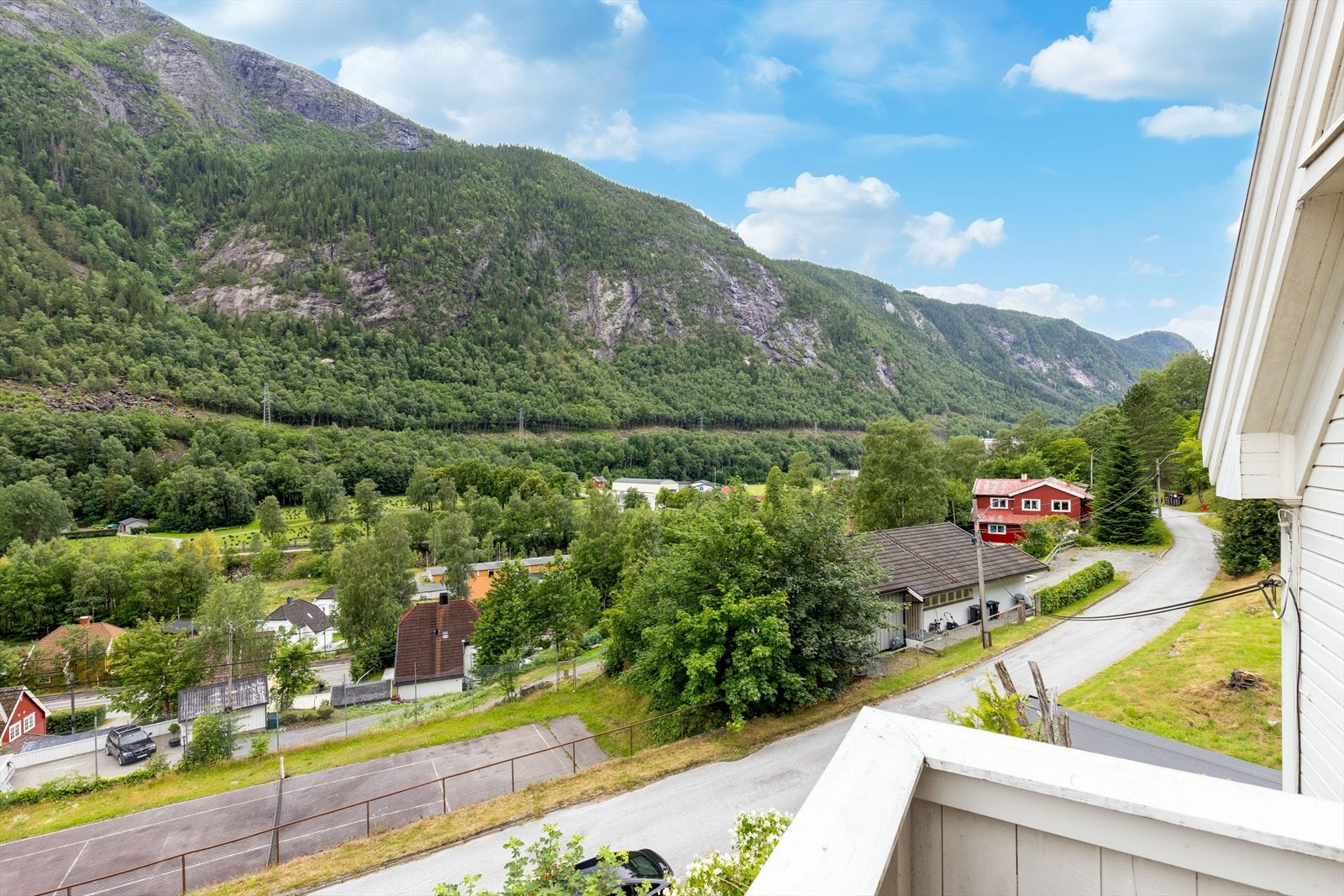 I tillegg til eneboligen er det oppført en eldre garasje på eiendommen. Garasjen er 16 kvm stor. Selger opplyser at taktro og takpapp er fra 2019. Da ble også garasjen utvendig malt. Galleribilde