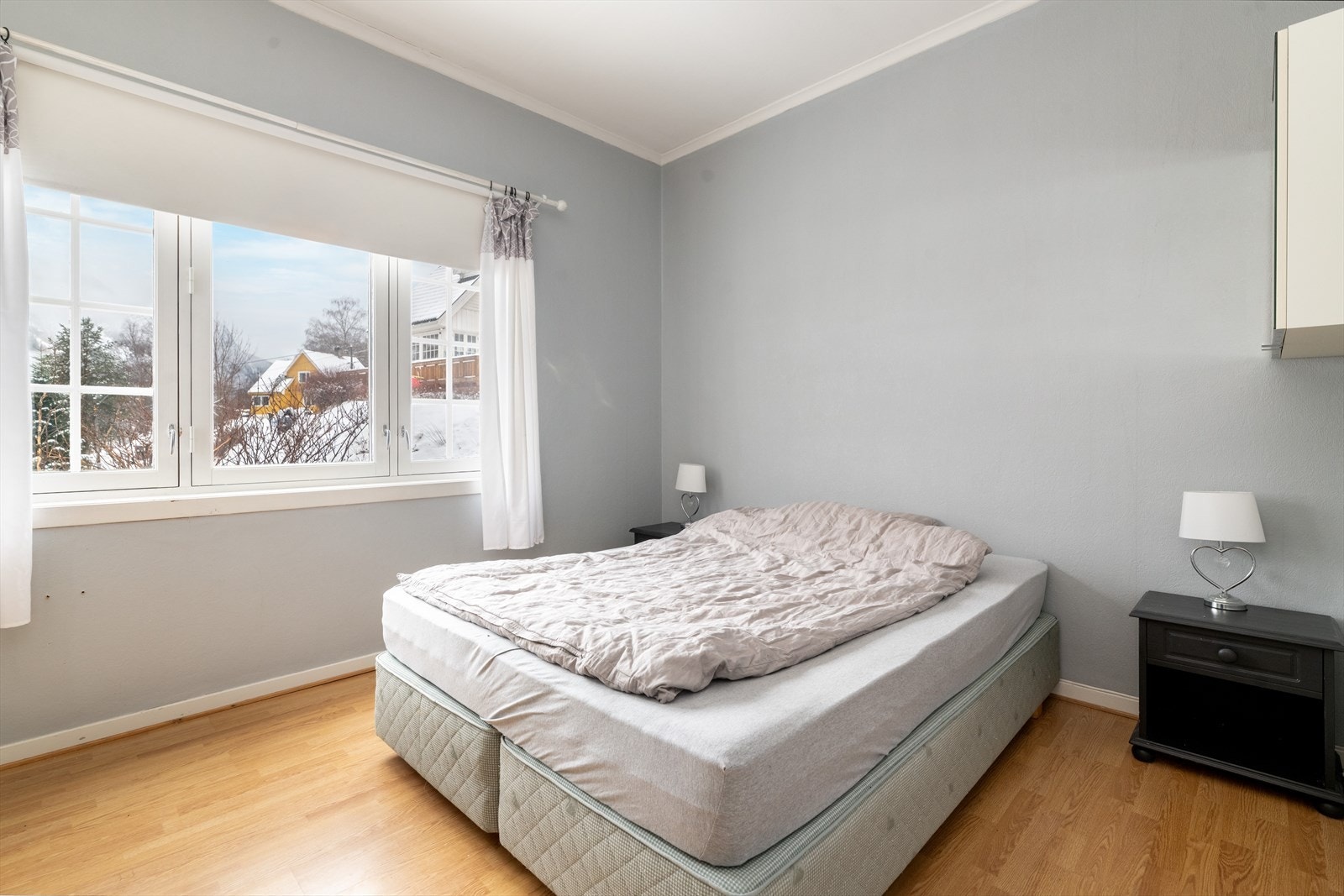 I boligen er det tre soverom, hvor et soverom ligger i 1. etasje og to i 2. etasje.
Hovedsoverommet er romslig og har plassbygget garderobeskap. Galleribilde