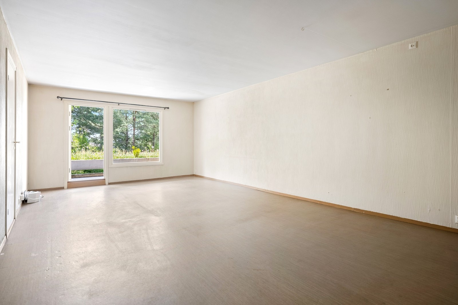 Stue med utgang til delvis overbygget balkong. Galleribilde