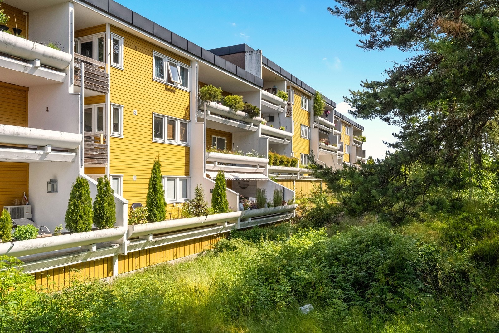 Leiligheten ligger i 2. etasje og har balkong som er delvis overbygget. Galleribilde