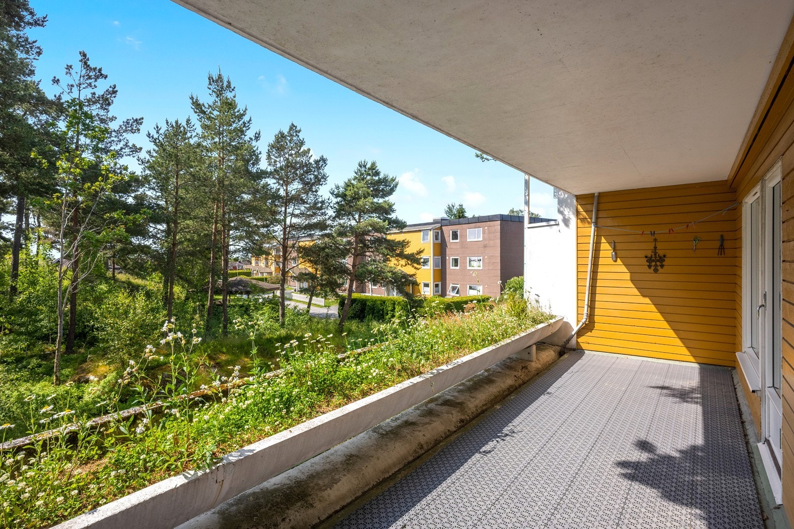 Balkongen er delvis overbygget og skjermer mot noe sol. Galleribilde