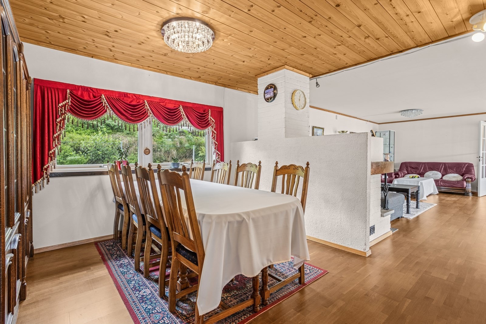 Stuen har god plass til en romslig spisegruppe. Galleribilde