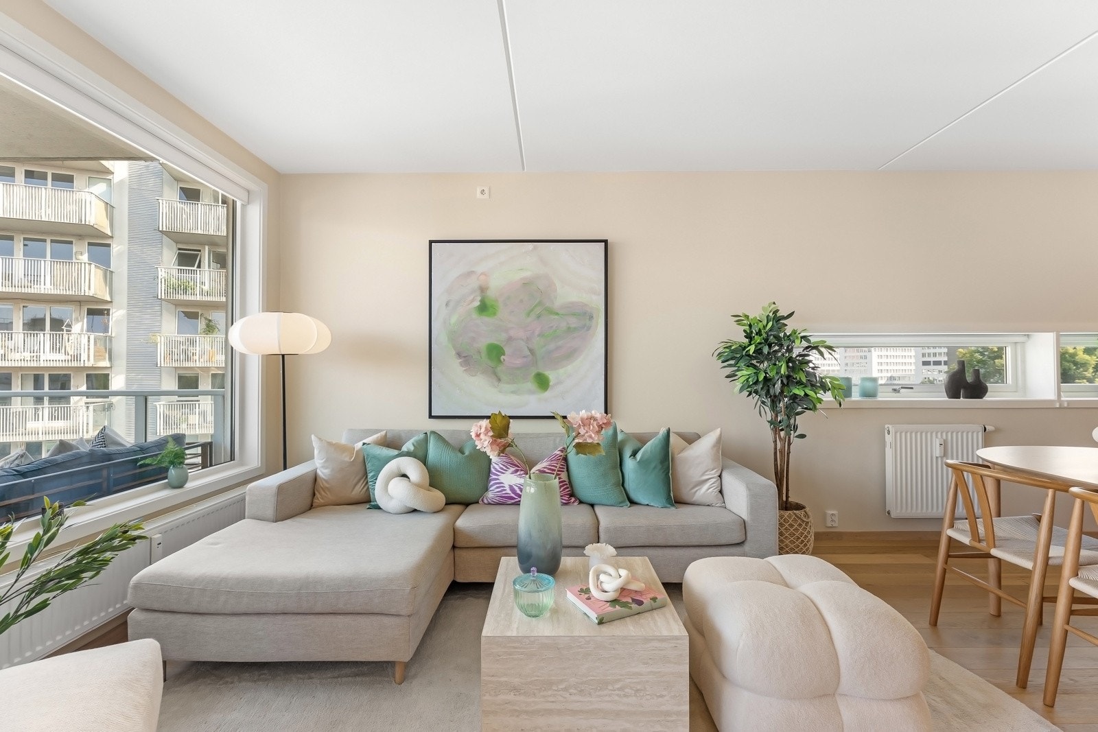 Stuen har slette, malte vegger og parkett på gulvet. Galleribilde