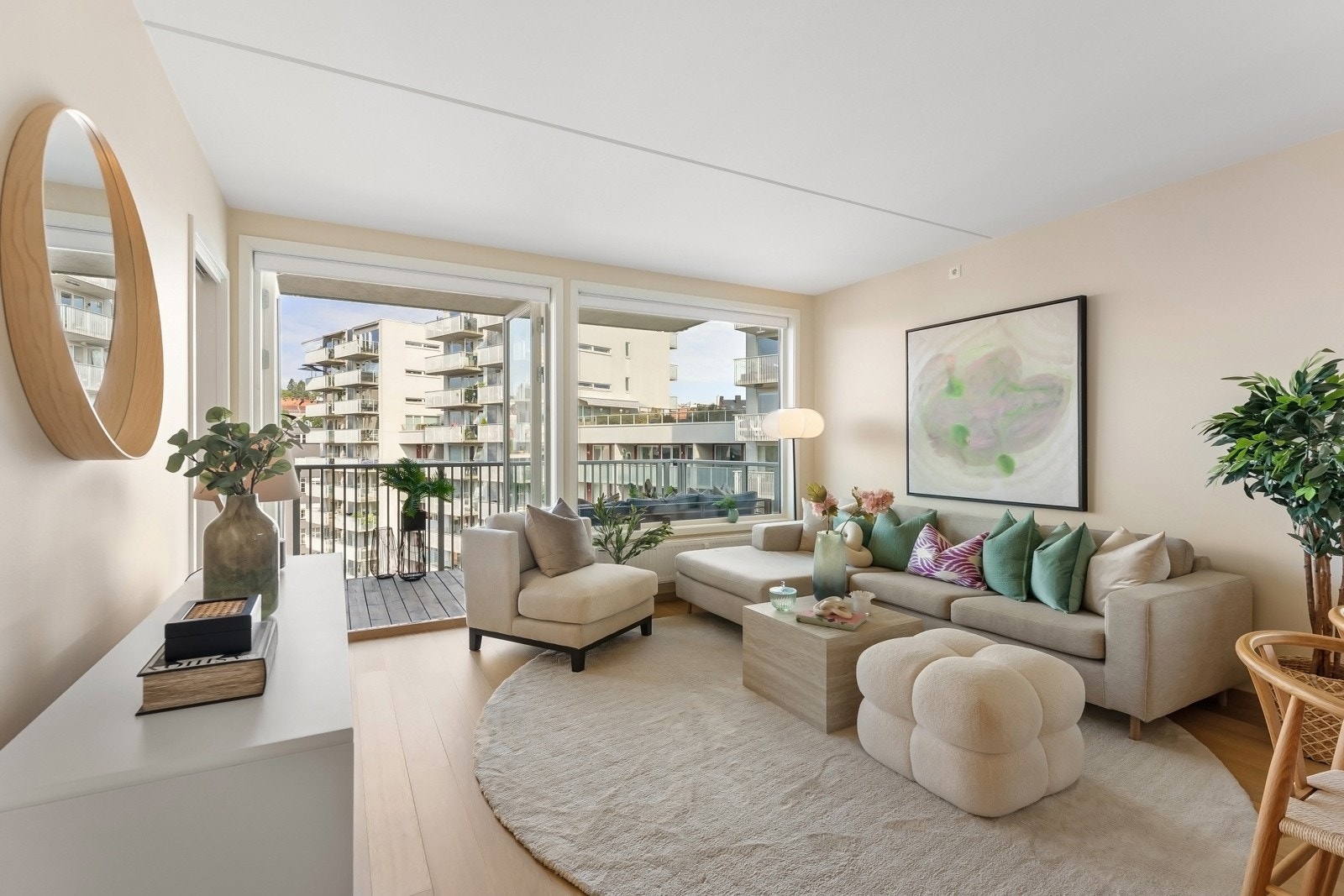 Lys og luftig stue med god plass til både sofagruppe og spisestue. Galleribilde