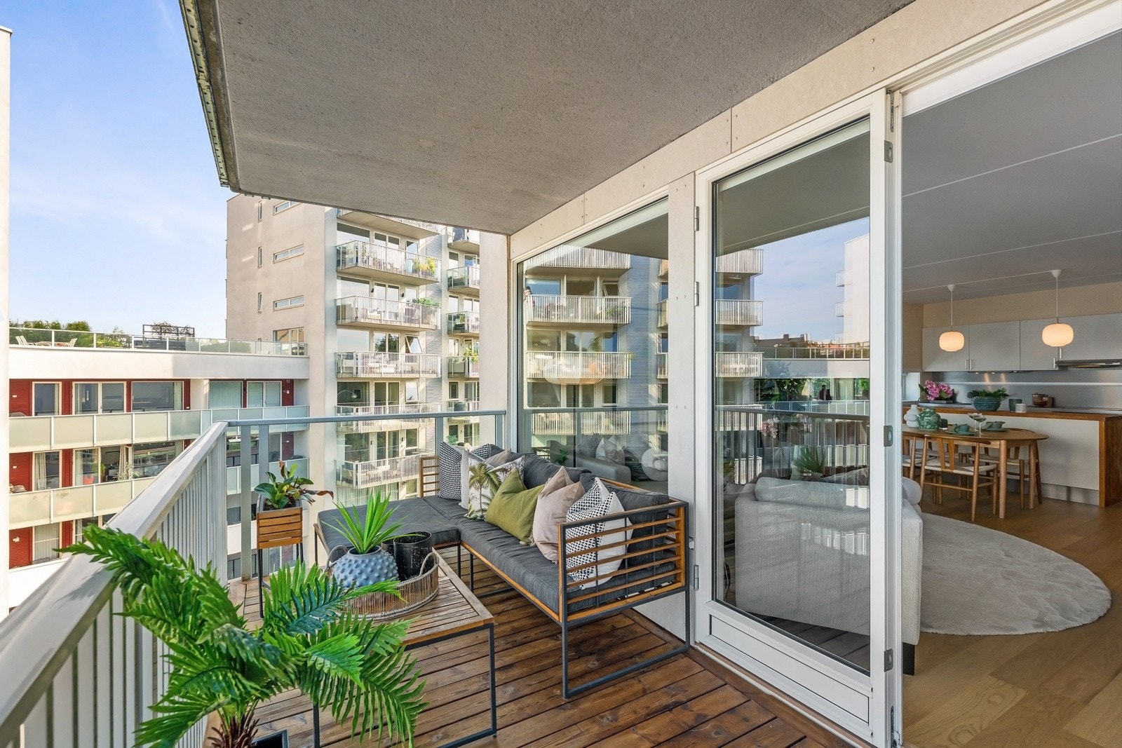 Fra stuen er det utgang til en nordvestvendt balkong på ca. 10 kvm. Galleribilde