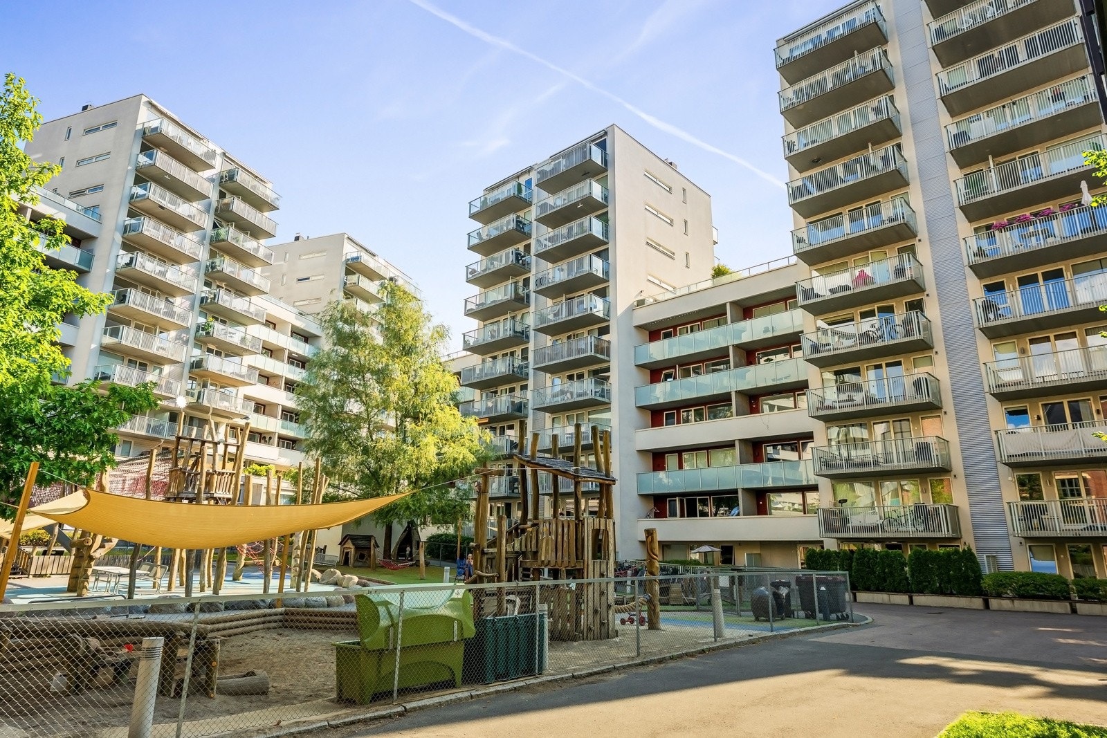 Beliggenheten gir et svært godt utgangspunkt for å ta seg til alle deler av byen, samtidig som gaten er rolig og tilbaketrukket. Galleribilde