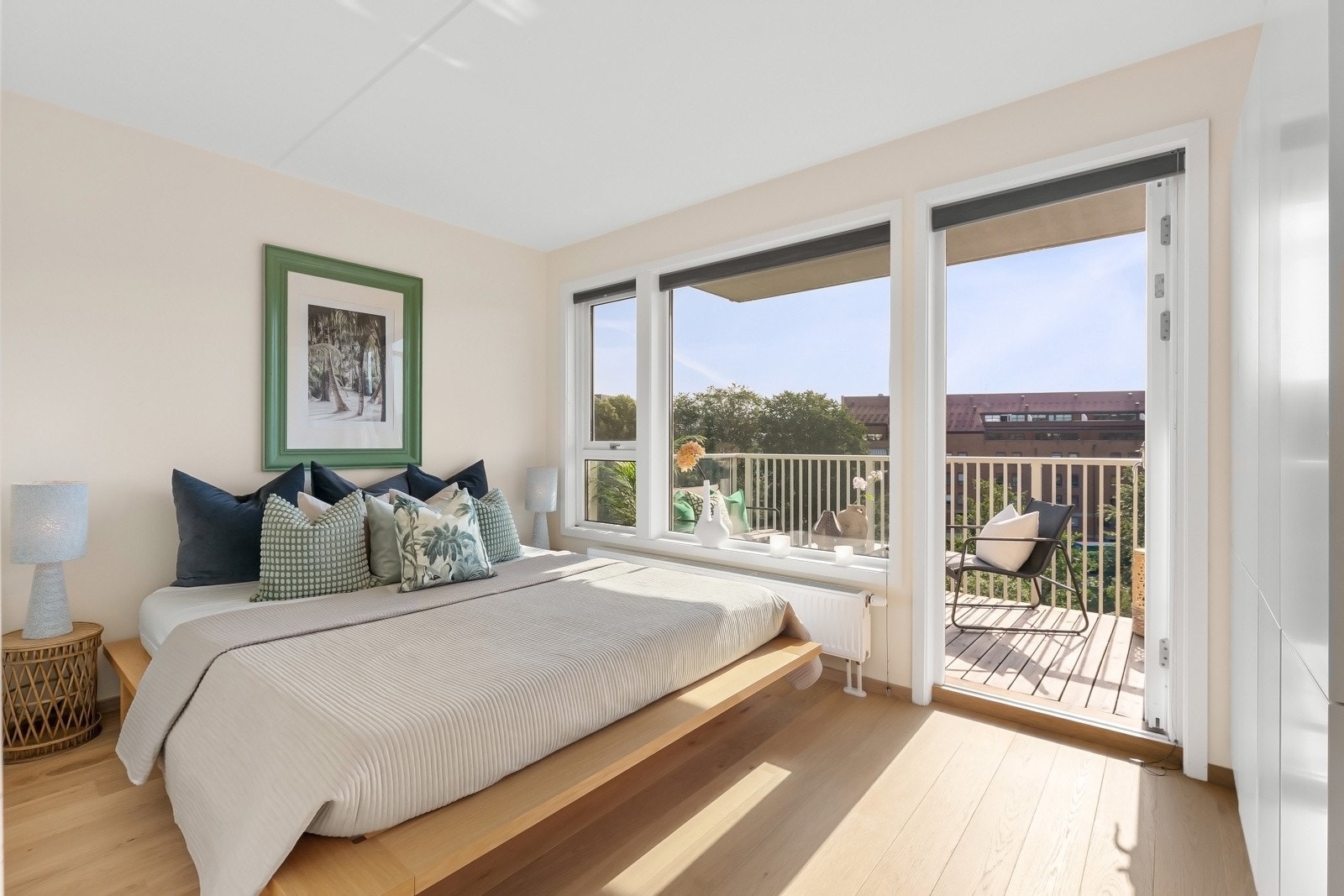 Hovedsoverommet er lyst med god plass til dobbeltseng, nattbord og øvrig møblemet. Galleribilde