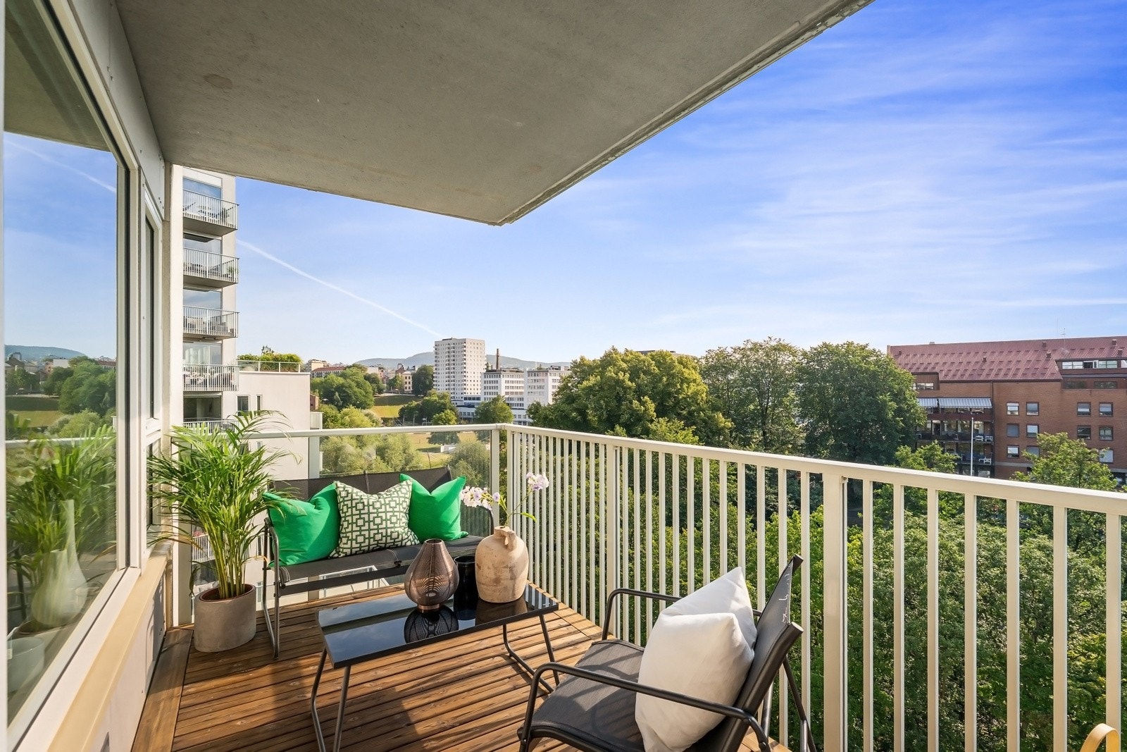 Balkongen ligger høyt og fritt med flott utsikt og morgensol. Galleribilde