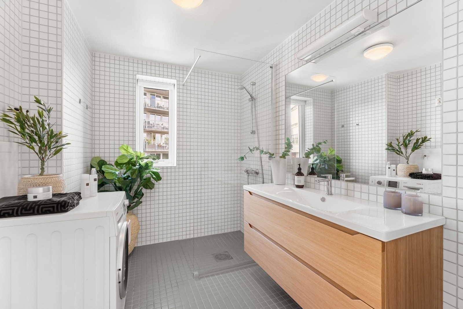 Romslig bad med flislagte gulv og vegger samt gulvvarme. Galleribilde