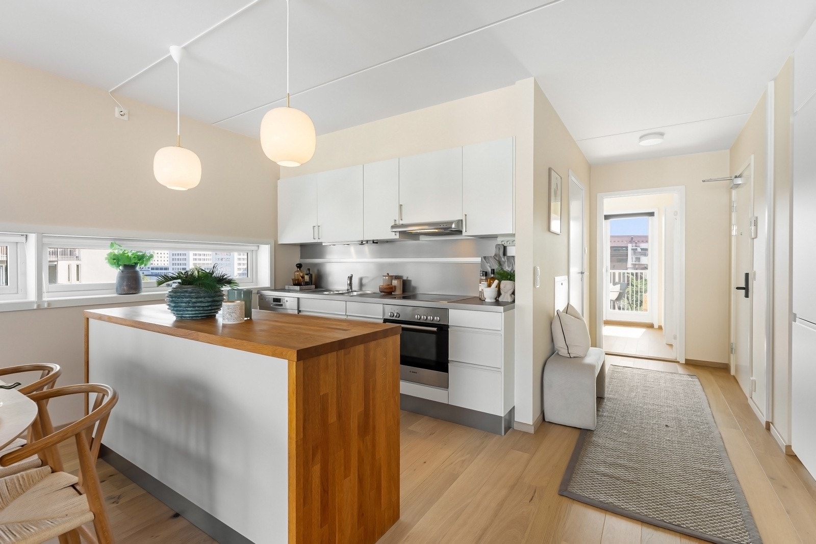 Innredningen har glatte fronter, og benkeplaten er en kombinasjon av laminat og heltre. Galleribilde