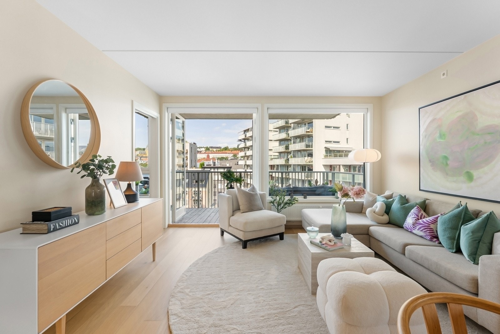 Leiligheten har en rolig og tilbaketrukket, men likevel sentral beliggenhet rett ved Alexander Kiellands plass. Galleribilde