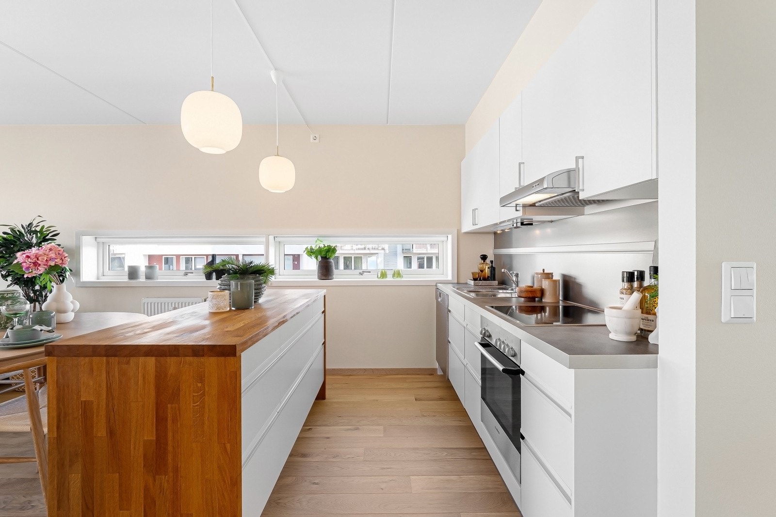 Det er integrerte hvitevarer som kjøleskap, oppvaskmaskin, platetopp og stekeovn. Galleribilde