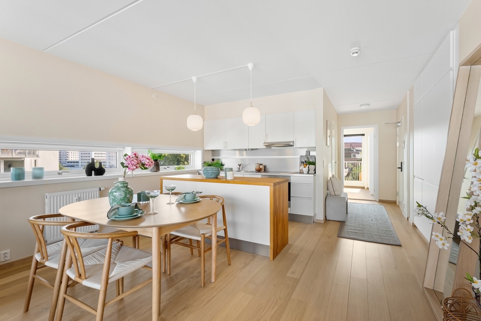 Kjøkkenet ligger i en åpen løsning, men er praktisk adskilt fra stuen med en kjøkkenøy. Galleribilde