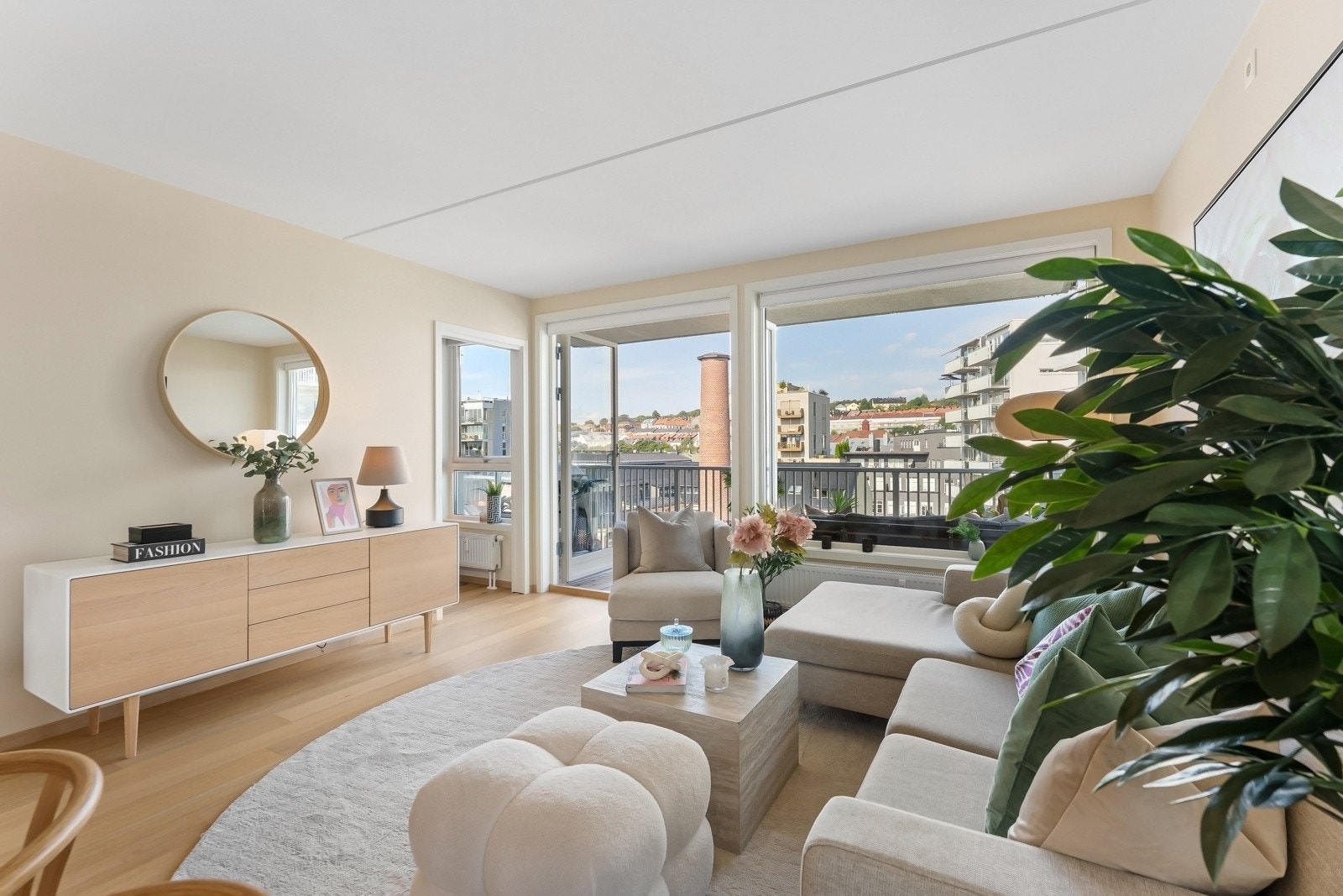 Planløsningen er effektiv med to soverom, åpen stue/kjøkkenløsning og romslig bad. Galleribilde