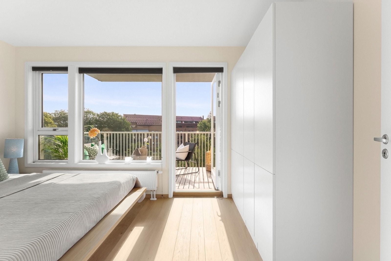 Garderobeskapet gir god oppbevaringsplass. Galleribilde