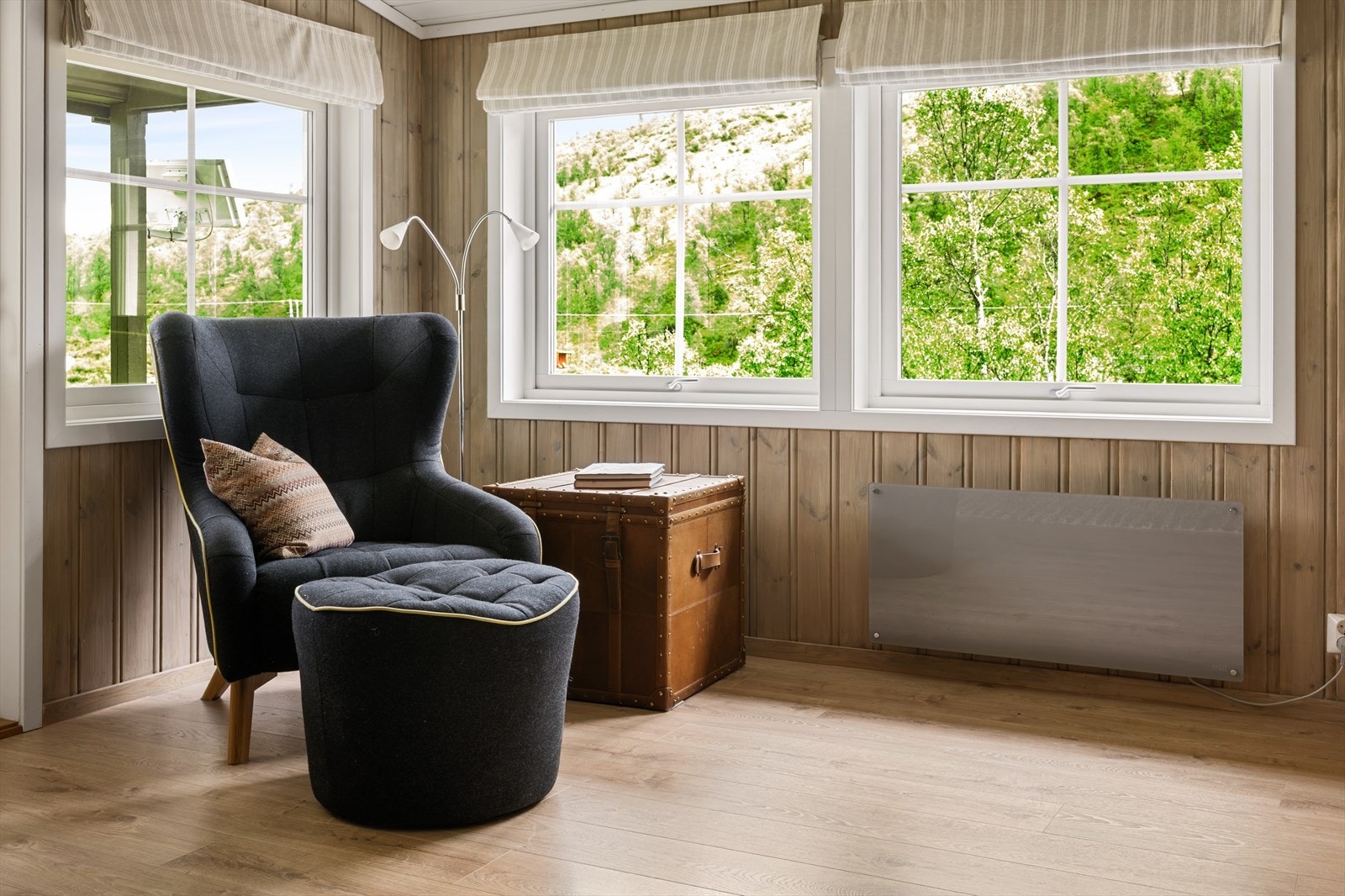 - Stuen fremstår som lys og luftig med flere store vinduer som åpner rommet og sørger for godt med lysinnslipp - Galleribilde