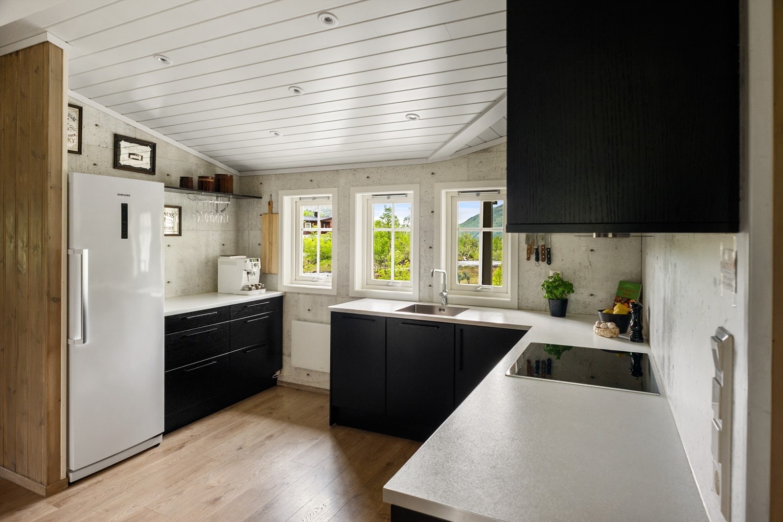 - Kjøkkenet har kjøkkeninnredning fra Sigdal med slette fronter og benkeplate av laminat - Galleribilde