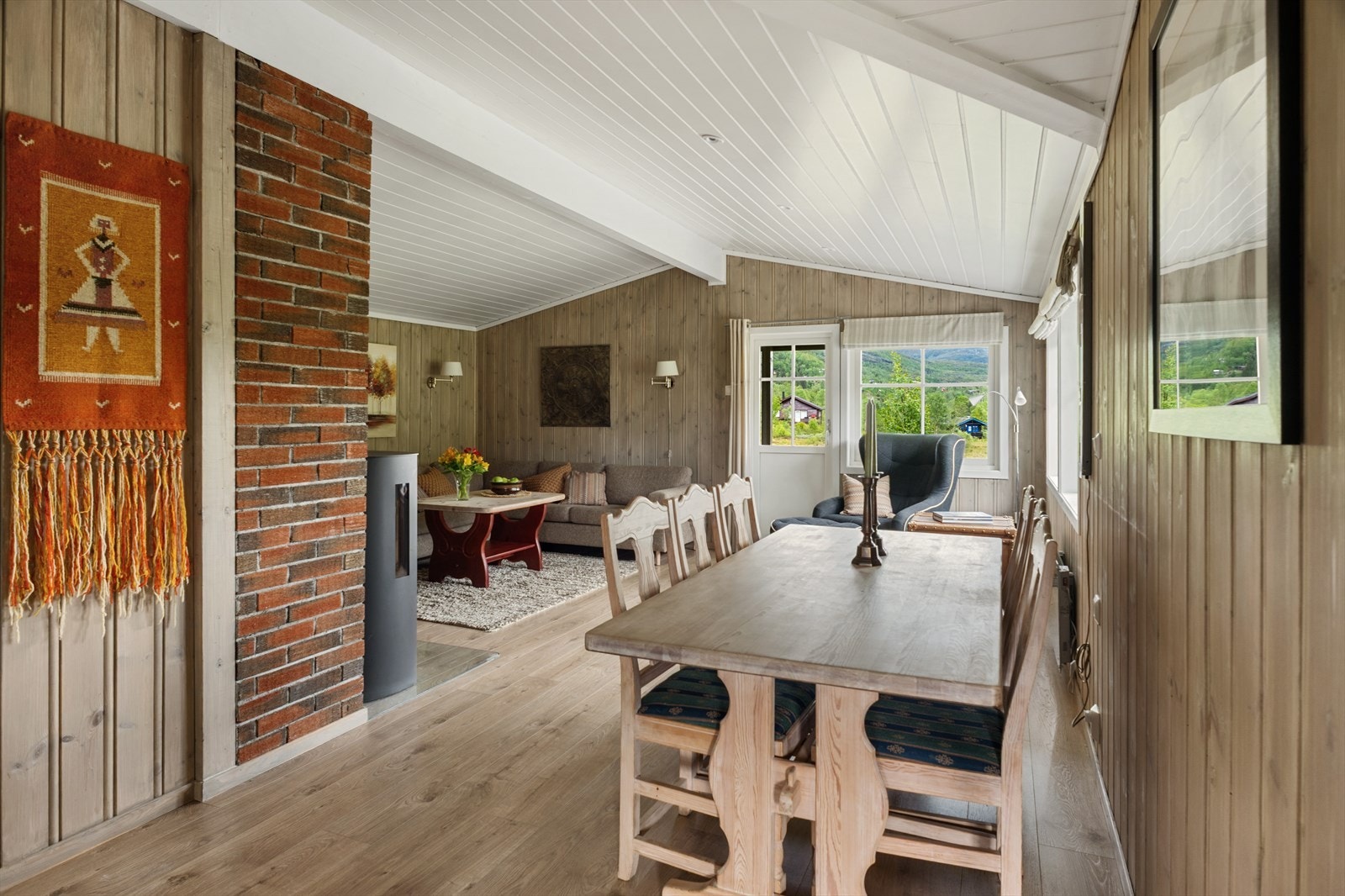 - Innvendig måler hytta 82m² og inneholder entré, stue/kjøkken, 3 soverom, bad og bod - Galleribilde