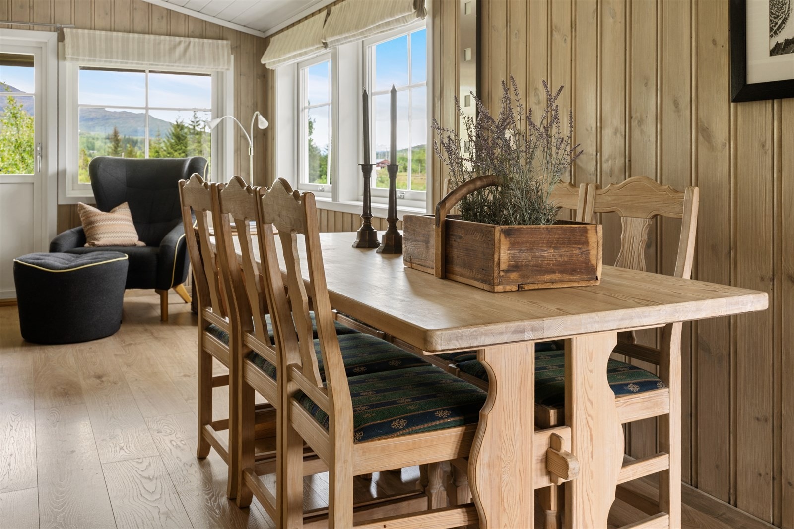 - Hytta ble oppgradert og tilbygget i 2014-2015 og holder med det en fin standard - Galleribilde