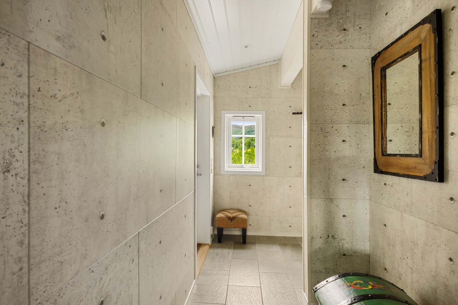 - Entréen er flislagt og har behagelig gulvvarme - Galleribilde