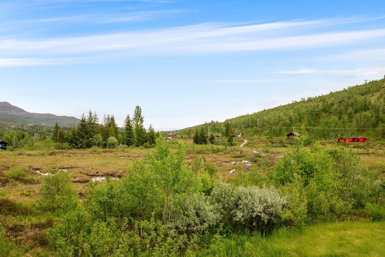 - Hytta er perfekt for deg som søker en kombinasjon av moderne komfort og tradisjonell hyttesjarm i naturskjønne omgivelser - Galleribilde