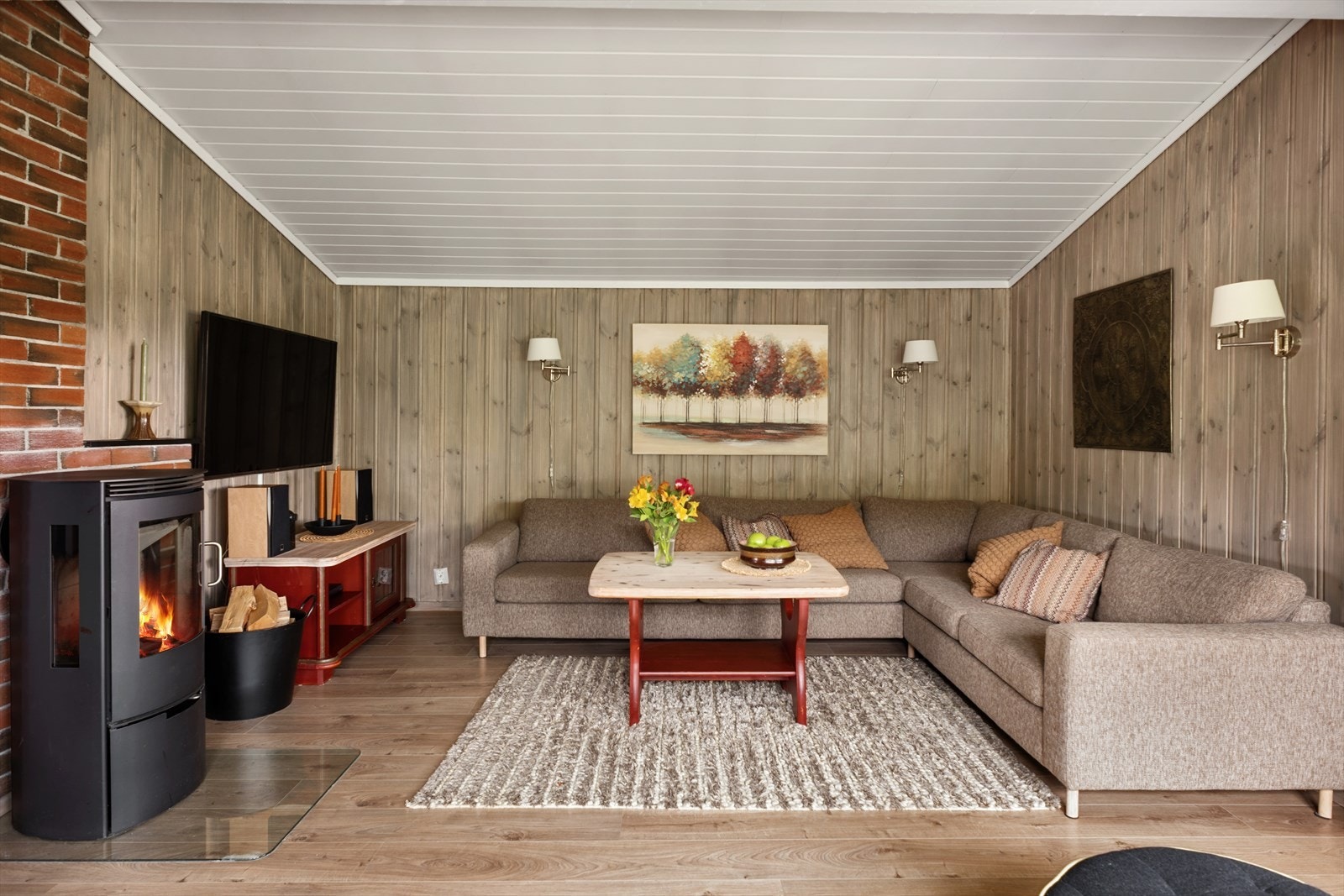 - Her har du rikelig med plass til både sofagruppe med tilhørende medialøsning og spisebord - Galleribilde