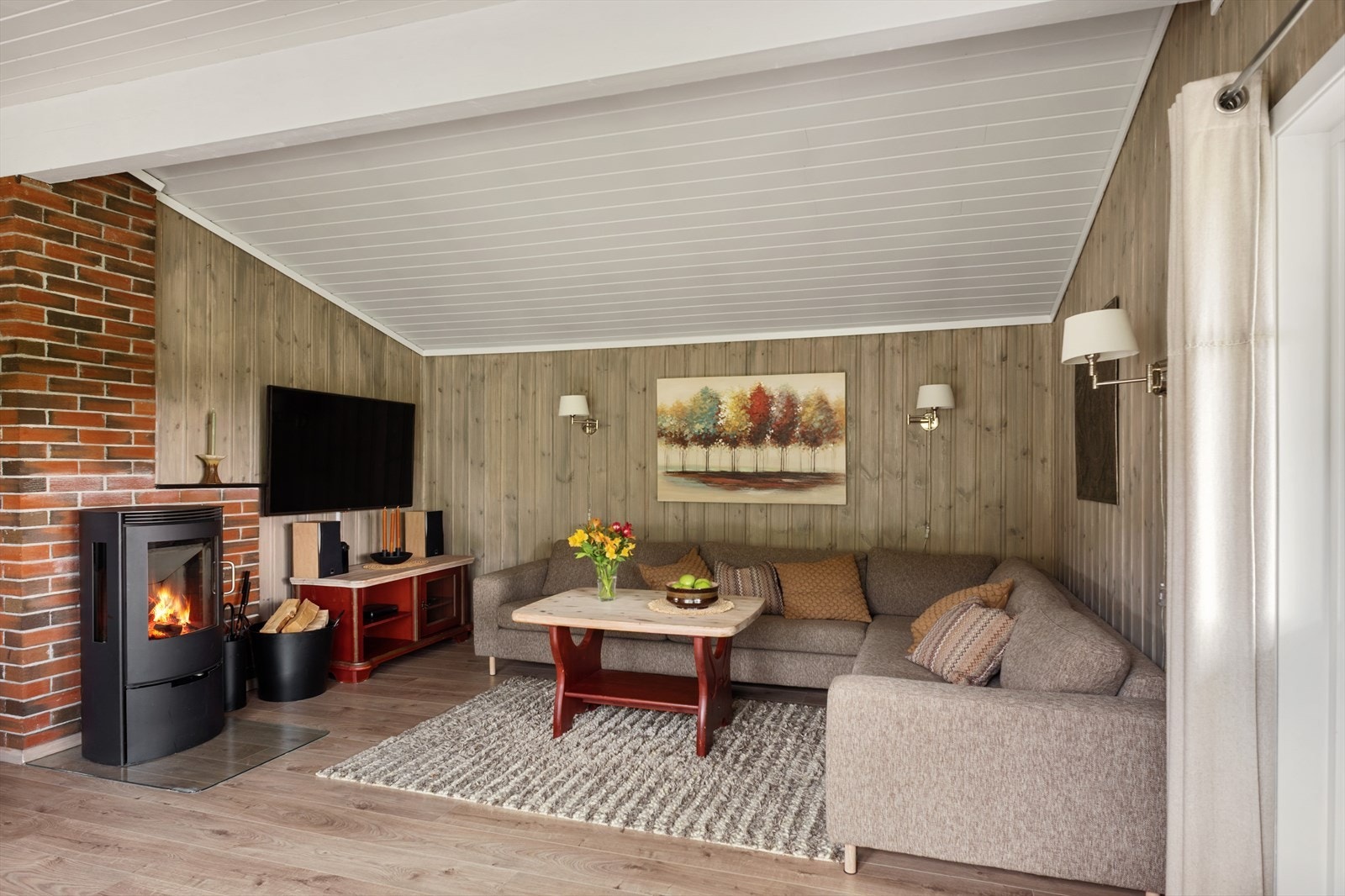 - Med stuen sin gode atmosfære er dette et rom man vil trives godt i - Galleribilde