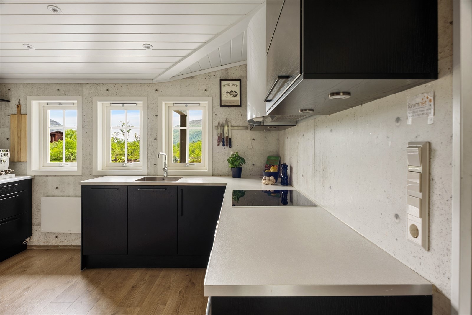 - Med åpen løsning oppleves hele rommet som en sosial sone, hvor du kan holde dialogen gående mens du disker opp til deilig middag - Galleribilde