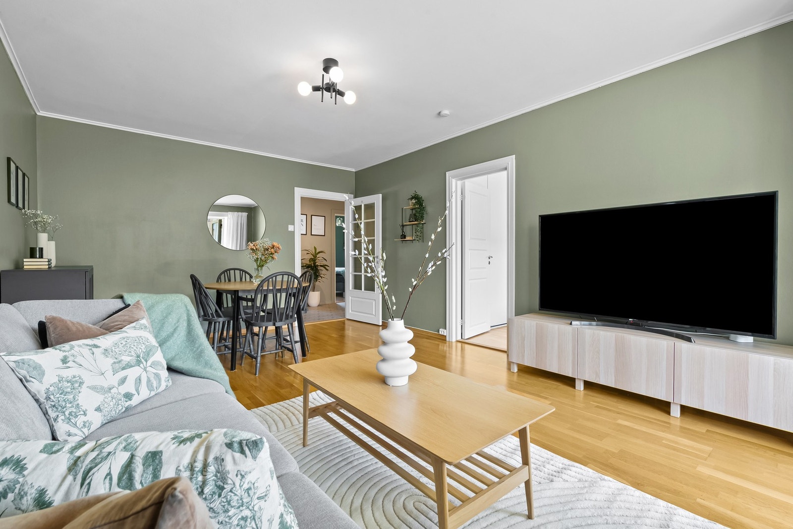 Stuen er av god størrelse og har parkettgulv og vegger malt i en moderne farge. Galleribilde