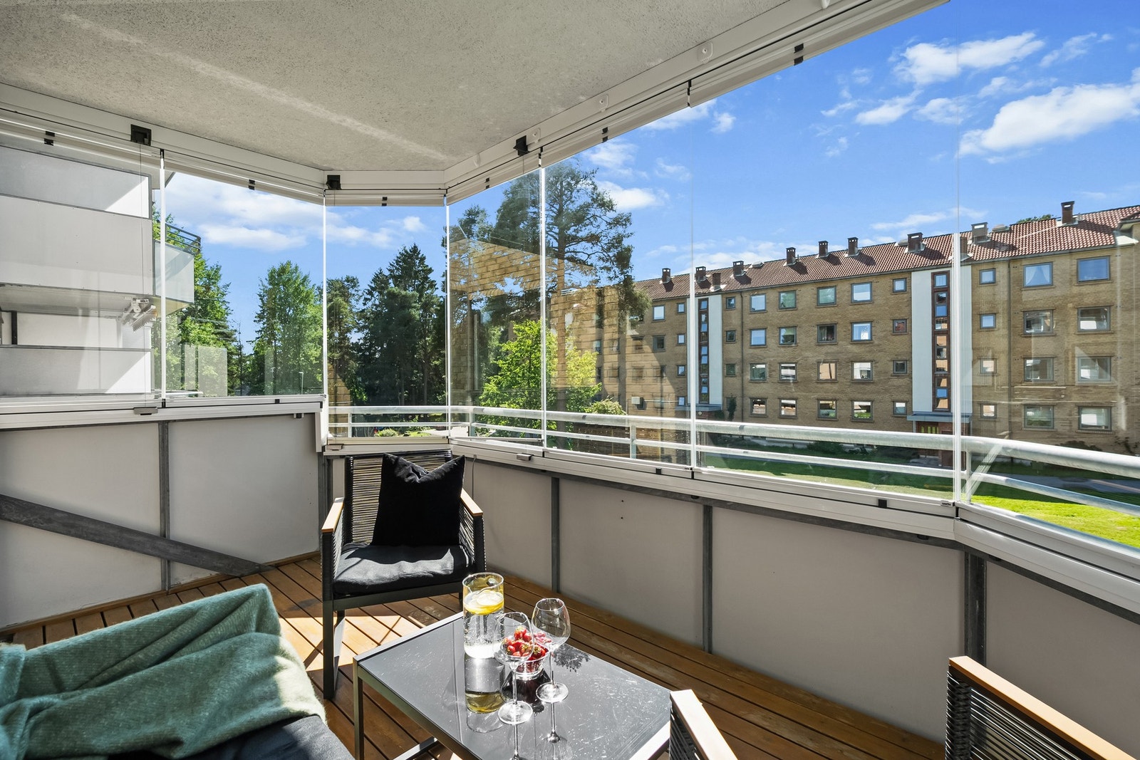 Balkongen har fin plass til å innredes med ønsket møblement, og innglassingen kan skyves til side slik at sol og luft slipper inn. Galleribilde