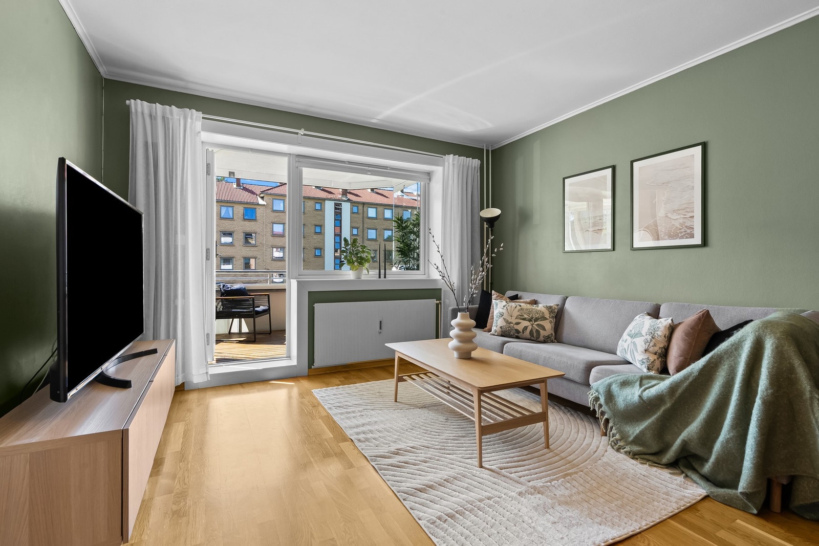 Stuen er et innbydende oppholdsrom, der balkongen er en fin romforlengelse - også i de kaldere månedene. Galleribilde