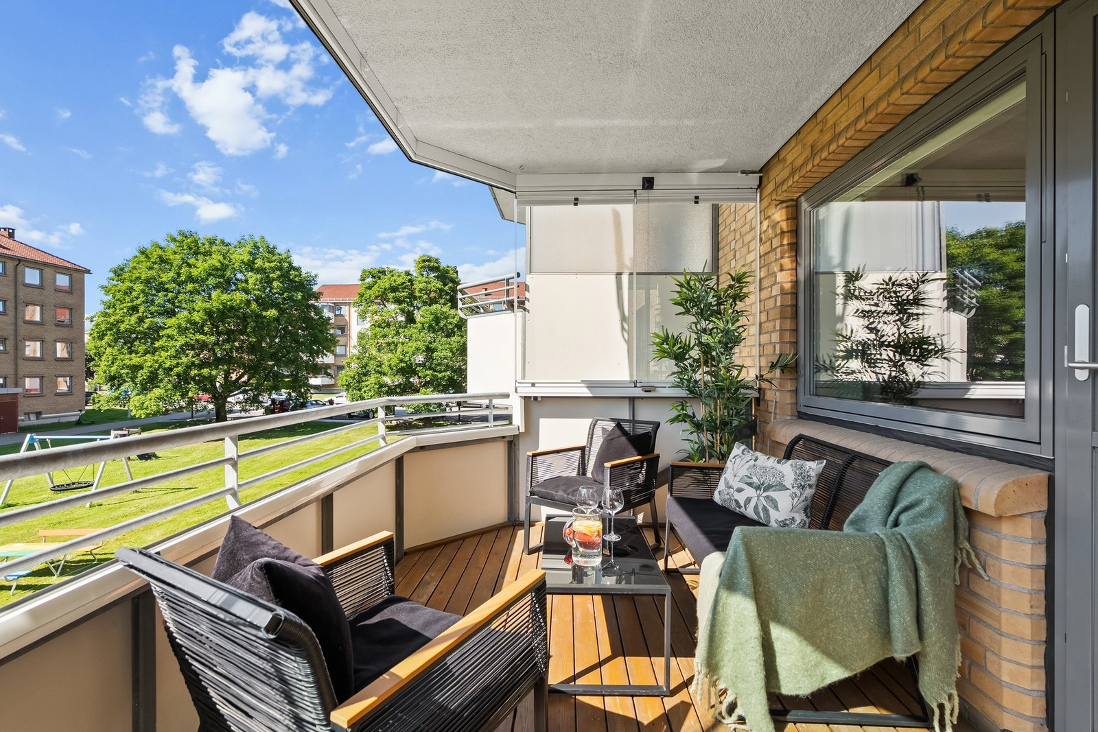 Fra stuen er det utgang til en stor, innglasset og vestvendt balkong. I innglassingen er det montert solskjerming i hvert vindu. Galleribilde